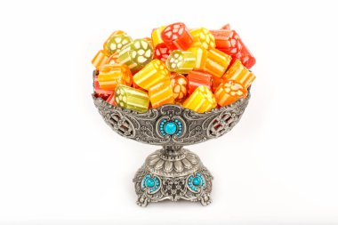 Beyaz arkaplandaki bir kutuda renkli şekerler