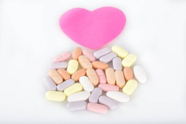 kalp şeklinde haplar beyaz arkaplanda