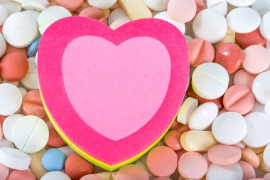 Beyaz arka planda hapların kalp şekli