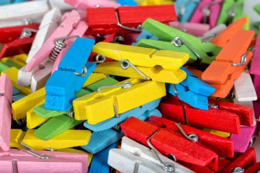 Beyaz arkaplanda renkli mandallar