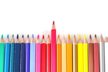 Beyaz arkaplanda renkli kalemler