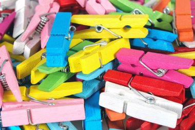 Beyaz arkaplanda renkli mandallar