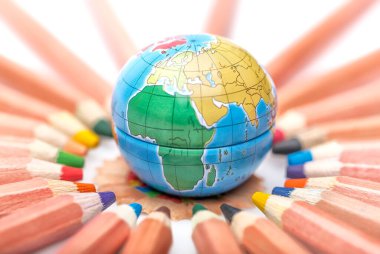 Küre ve renkli kalemler, beyaz üzerine izole edilmiş. 