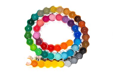 Beyaz arkaplanda çeşitli renkli işaretleri kapat 