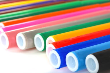 Beyaz arkaplanda renkli işaretler