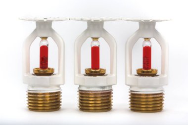 Arka planda yangın fıskiyesi olan yangın fıskiyesini kapatın. Yangın fıskiyeleri, yaşam ve yangın güvenliği için tasarlanmış birleşik su borularının bir parçasıdır..