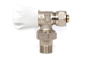 Su tesisatının beyaz arkaplan, vana ve hijyenik aletlerde izole edilmiş kısmını kapat