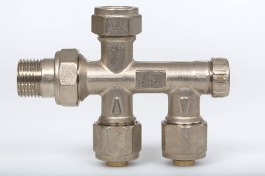 Su tesisatının beyaz arkaplan, vana ve hijyenik aletlerde izole edilmiş kısmını kapat