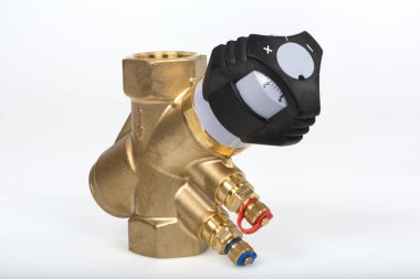 Su tesisatının beyaz arkaplan, vana ve hijyenik aletlerde izole edilmiş kısmını kapat