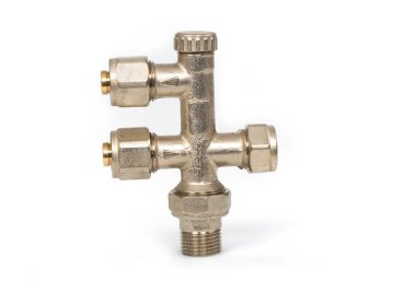 Su tesisatının beyaz arkaplan, vana ve hijyenik aletlerde izole edilmiş kısmını kapat