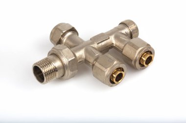 Su tesisatının beyaz arkaplan, vana ve hijyenik aletlerde izole edilmiş kısmını kapat