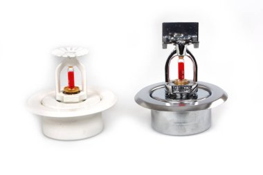 Arka planda yangın fıskiyesi olan yangın fıskiyesini kapatın. Yangın fıskiyeleri, yaşam ve yangın güvenliği için tasarlanmış birleşik su borularının bir parçasıdır..