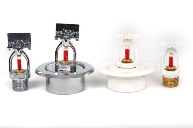 Arka planda yangın fıskiyesi olan yangın fıskiyesini kapatın. Yangın fıskiyeleri, yaşam ve yangın güvenliği için tasarlanmış birleşik su borularının bir parçasıdır..