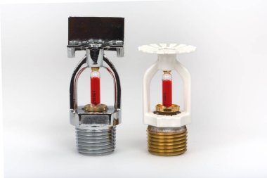 Arka planda yangın fıskiyesi olan yangın fıskiyesini kapatın. Yangın fıskiyeleri, yaşam ve yangın güvenliği için tasarlanmış birleşik su borularının bir parçasıdır..