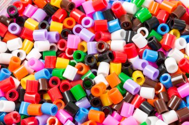 Beyaz arkaplanda farklı renklerde renkli plastik şişeler