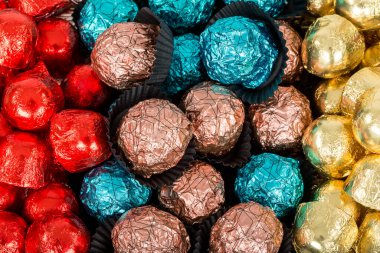 Beyaz arka planda çikolatalı şekerler