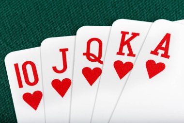 Yeşil arkaplanda poker çipleri ve kartlar