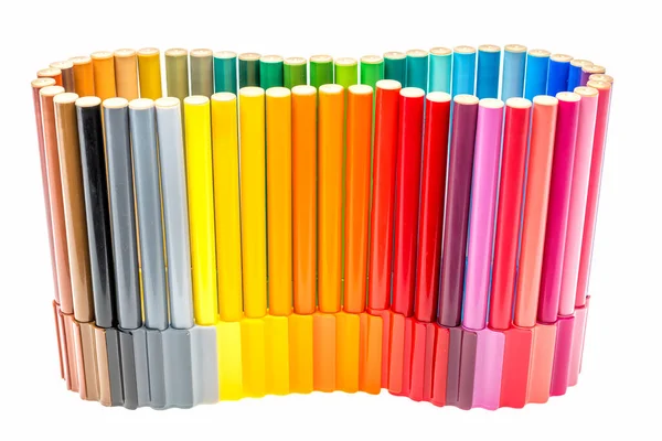Crayons Colorés Dans Une Rangée Isolé Sur Fond Blanc — Photo