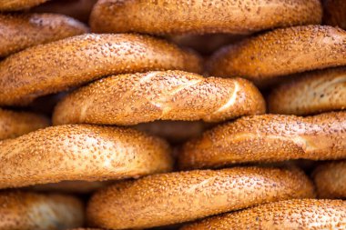 Beyaz arka planda taze pişmiş ekmek