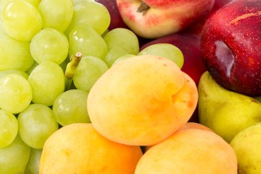 Beyaz arka planda taze olgun meyveler 