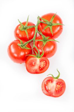 Beyaz arka planda taze olgun domatesler.