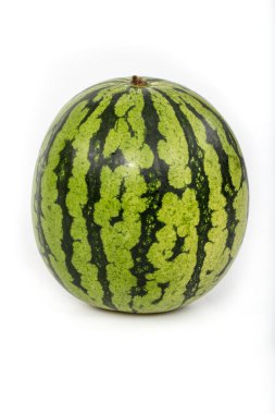 Beyaz arka plan üzerinde izole taze karpuz