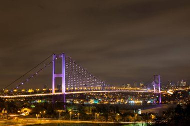 Akşamları nehir üzerinde aydınlanan bir köprü.