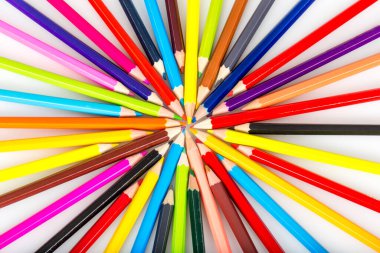 Beyaz arka planda izole edilmiş renkli kalemler yakın plan. Renkli kalemler / Renkli Çizim Kalemleri / Renkli Kalemler Çeşitli renklerde çizim kalemleri.