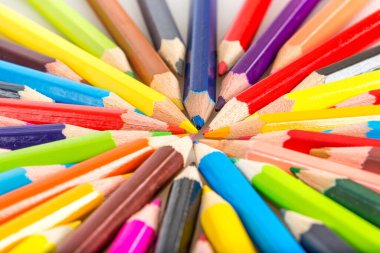 Beyaz arka planda izole edilmiş renkli kalemler yakın plan. Renkli kalemler / Renkli Çizim Kalemleri / Renkli Kalemler Çeşitli renklerde çizim kalemleri.