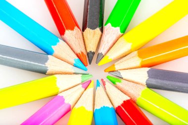 Beyaz arka planda izole edilmiş renkli kalemler yakın plan. Renkli kalemler / Renkli Çizim Kalemleri / Renkli Kalemler Çeşitli renklerde çizim kalemleri.