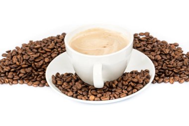 Beyaz arka planda bir fincan kahve. 