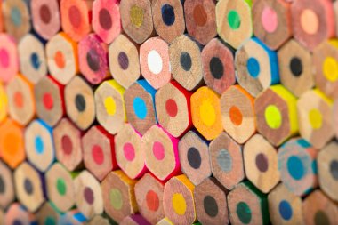 Beyaz arka planda izole edilmiş renkli kalemler yakın plan. Renkli kalemler / Renkli Çizim Kalemleri / Renkli Kalemler Çeşitli renklerde çizim kalemleri.