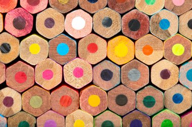 Beyaz arka planda izole edilmiş renkli kalemler yakın plan. Renkli kalemler / Renkli Çizim Kalemleri / Renkli Kalemler Çeşitli renklerde çizim kalemleri.