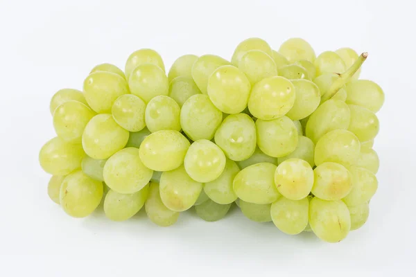 在白色背景上分离的新鲜绿色葡萄 — 图库照片