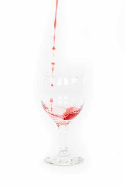 Червоне Вино Наливається Склянку Білому Тлі — стокове фото