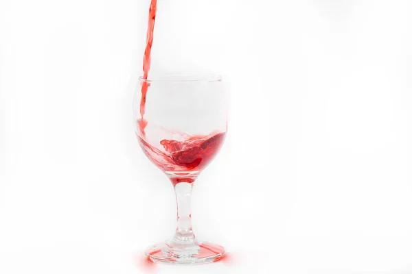 Червоне Вино Наливається Склянку Білому Тлі — стокове фото