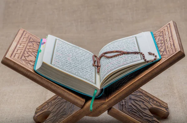 Istanbul Turkey December 2016 Holy Quran Prayer Beads Stand Carving — Zdjęcie stockowe