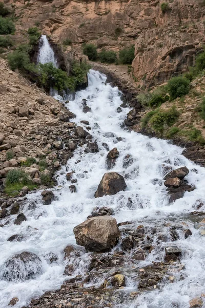 Bela Cachoeira Nas Montanhas — Fotografia de Stock