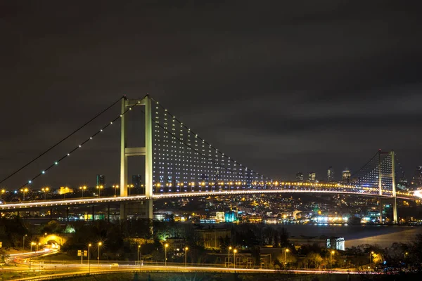 Освітлений Міст Над Річкою Ввечері — стокове фото