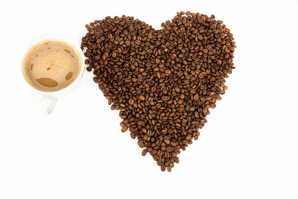 白い背景にコーヒー豆で作られたハートコーヒーフレーム — ストック写真