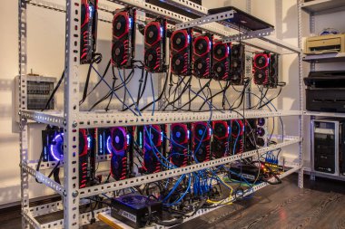 Antalya, Türkiye - 15 Mayıs 2018: MSI GeForce GTX 1080 Ti Oyun GPU Şifreleme sondajı Bitcoin, ethereum ve benzeri dijital kripto para birimleri için madencilik donanımı.