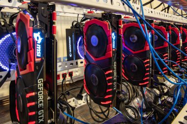 Antalya, Türkiye - 15 Mayıs 2018: MSI GeForce GTX 1080 Ti Oyun GPU Şifreleme sondajı Bitcoin, ethereum ve benzeri dijital kripto para birimleri için madencilik donanımı.