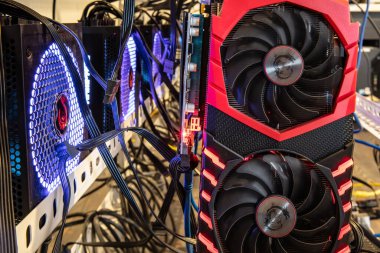 Antalya, Türkiye - 15 Mayıs 2018: MSI GeForce GTX 1080 Ti Oyun GPU Şifreleme sondajı Bitcoin, ethereum ve benzeri dijital kripto para birimleri için madencilik donanımı.