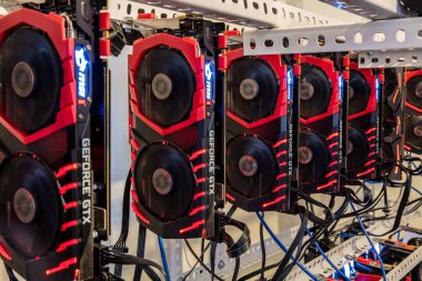 Antalya, Türkiye - 15 Mayıs 2018: MSI GeForce GTX 1080 Ti Oyun GPU Şifreleme sondajı Bitcoin, ethereum ve benzeri dijital kripto para birimleri için madencilik donanımı.