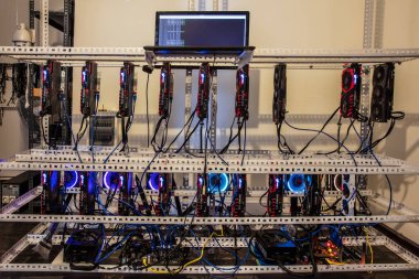 Antalya, Türkiye - 15 Mayıs 2018: MSI GeForce GTX 1080 Ti Oyun GPU Şifreleme sondajı Bitcoin, ethereum ve benzeri dijital kripto para birimleri için madencilik donanımı.