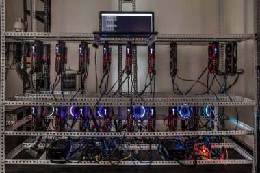 Antalya, Türkiye - 15 Mayıs 2018: MSI GeForce GTX 1080 Ti Oyun GPU Şifreleme sondajı Bitcoin, ethereum ve benzeri dijital kripto para birimleri için madencilik donanımı.