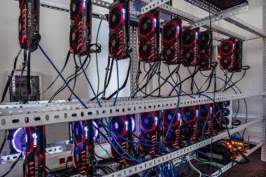 Antalya, Türkiye - 15 Mayıs 2018: MSI GeForce GTX 1080 Ti Oyun GPU Şifreleme sondajı Bitcoin, ethereum ve benzeri dijital kripto para birimleri için madencilik donanımı.