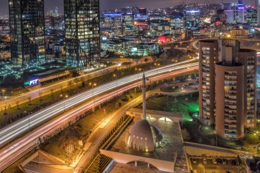 Bokeh ve bulanık ile şehrin soyut arkaplanı.