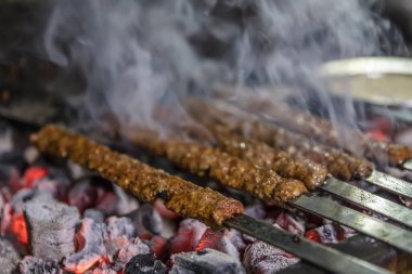 Şiş üzerindeki çiğ etin yakın plan görüntüsü