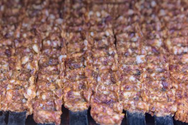 Şiş üzerindeki çiğ etin yakın plan görüntüsü